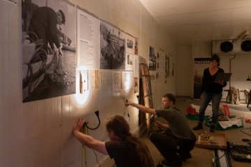 Ausstellung im ehemaligen Kühlhaus in Sassnitz Hafen / Titel : IM NETZ DER ZEIT /Aufbau der Ausstellung Einbau der  Traversen für die Lichtanlage Dorfstrasse 8a 18586 Baabe 0152 0931 48632021-07-28_Ausstellung_Aufbau_IM_NETZ_DER_ZEIT_02.JPG