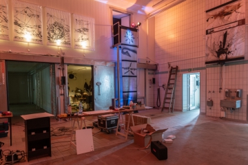 Ausstellung im ehemaligen Kühlhaus in Sassnitz Hafen / Titel : IM NETZ DER ZEIT /Aufbau der Ausstellung Einbau der  Traversen für die Lichtanlage Dorfstrasse 8a 18586 Baabe 0152 0931 48632021-07-28_Ausstellung_Aufbau_IM_NETZ_DER_ZEIT_11.JPG