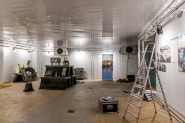 Ausstellung im ehemaligen Kühlhaus in Sassnitz Hafen / Titel : IM NETZ DER ZEIT /Aufbau der Ausstellung Einbau der  Traversen für die Lichtanlage  Bilder aufhängenDorfstrasse 8a 18586 Baabe 0152 0931 48632021-07-30_Ausstellung_Aufbau_IM_NETZ_DER_ZEIT_47.NEF