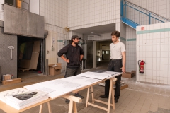 Ausstellung im ehemaligen Kühlhaus in Sassnitz Hafen / Titel : IM NETZ DER ZEIT /Aufbau der Ausstellung Einbau der  Traversen für die Lichtanlage Dorfstrasse 8a 18586 Baabe 0152 0931 48632021-07-19_Ausstellung_Aufbau_IM_NETZ_DER_ZEIT_004.JPG