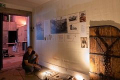 Ausstellung im ehemaligen Kühlhaus in Sassnitz Hafen / Titel : IM NETZ DER ZEIT /Aufbau der Ausstellung Einbau der  Traversen für die Lichtanlage Dorfstrasse 8a 18586 Baabe 0152 0931 48632021-07-28_Ausstellung_Aufbau_IM_NETZ_DER_ZEIT_04.JPG