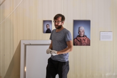 Ausstellung im ehemaligen Kühlhaus in Sassnitz Hafen / Titel : IM NETZ DER ZEIT /Aufbau der Ausstellung Einbau der  Traversen für die Lichtanlage  Bilder aufhängenDorfstrasse 8a 18586 Baabe 0152 0931 48632021-07-30_Ausstellung_Aufbau_IM_NETZ_DER_ZEIT_41.NEF