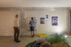 Ausstellung im ehemaligen Kühlhaus in Sassnitz Hafen / Titel : IM NETZ DER ZEIT /Aufbau der Ausstellung Einbau der  Traversen für die Lichtanlage  Bilder aufhängenDorfstrasse 8a 18586 Baabe 0152 0931 48632021-07-30_Ausstellung_Aufbau_IM_NETZ_DER_ZEIT_43.NEF