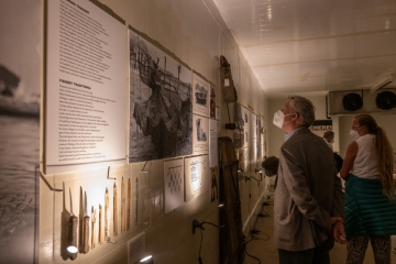 Ausstellung im ehemaligen Kühlhaus in Sassnitz Hafen / Titel : IM NETZ DER ZEIT /Eröffnung der AusstellungDorfstrasse 8a 18586 Baabe 0152 0931 48632021-07-31_Ausstellung_Eröffnung_IM_NETZ_DER_ZEIT_118.jpg