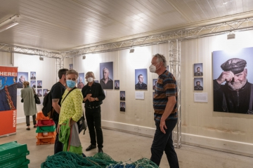 Ausstellung im ehemaligen Kühlhaus in Sassnitz Hafen / Titel : IM NETZ DER ZEIT /Eröffnung der AusstellungDorfstrasse 8a 18586 Baabe 0152 0931 48632021-07-31_Ausstellung_Eröffnung_IM_NETZ_DER_ZEIT_137.jpg