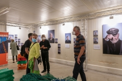 Ausstellung im ehemaligen Kühlhaus in Sassnitz Hafen / Titel : IM NETZ DER ZEIT /Eröffnung der AusstellungDorfstrasse 8a 18586 Baabe 0152 0931 48632021-07-31_Ausstellung_Eröffnung_IM_NETZ_DER_ZEIT_137.jpg