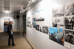 Ausstellung im ehemaligen Kühlhaus in Sassnitz Hafen / Titel : IM NETZ DER ZEIT /Eröffnung der AusstellungDorfstrasse 8a 18586 Baabe 0152 0931 48632021-07-31_Ausstellung_Eröffnung_IM_NETZ_DER_ZEIT_292.jpg